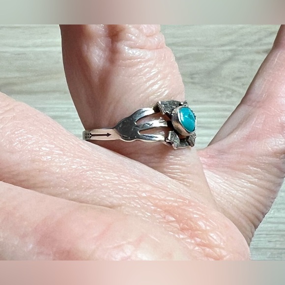 Vintage Fred Harvey Sterling Silver Turquoise Crossed Arrow Ring, Size 7, 1g - Picture 10 of 11